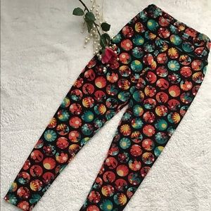 LuLaRoe leggings in a daisy design